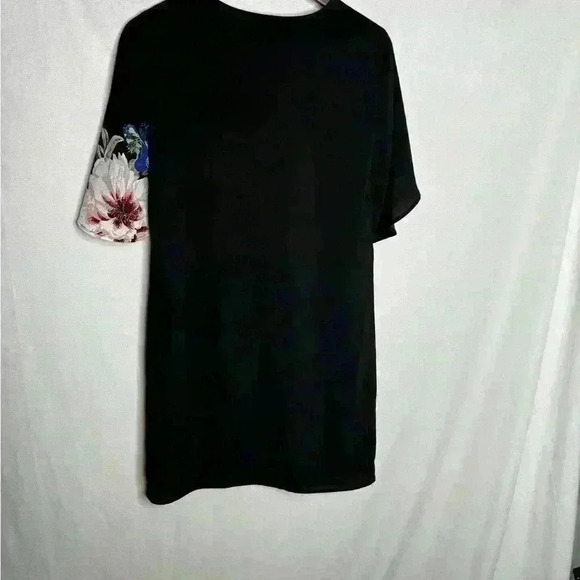 Le Chateau Short dress with  Flowers - Picture 3 of 3